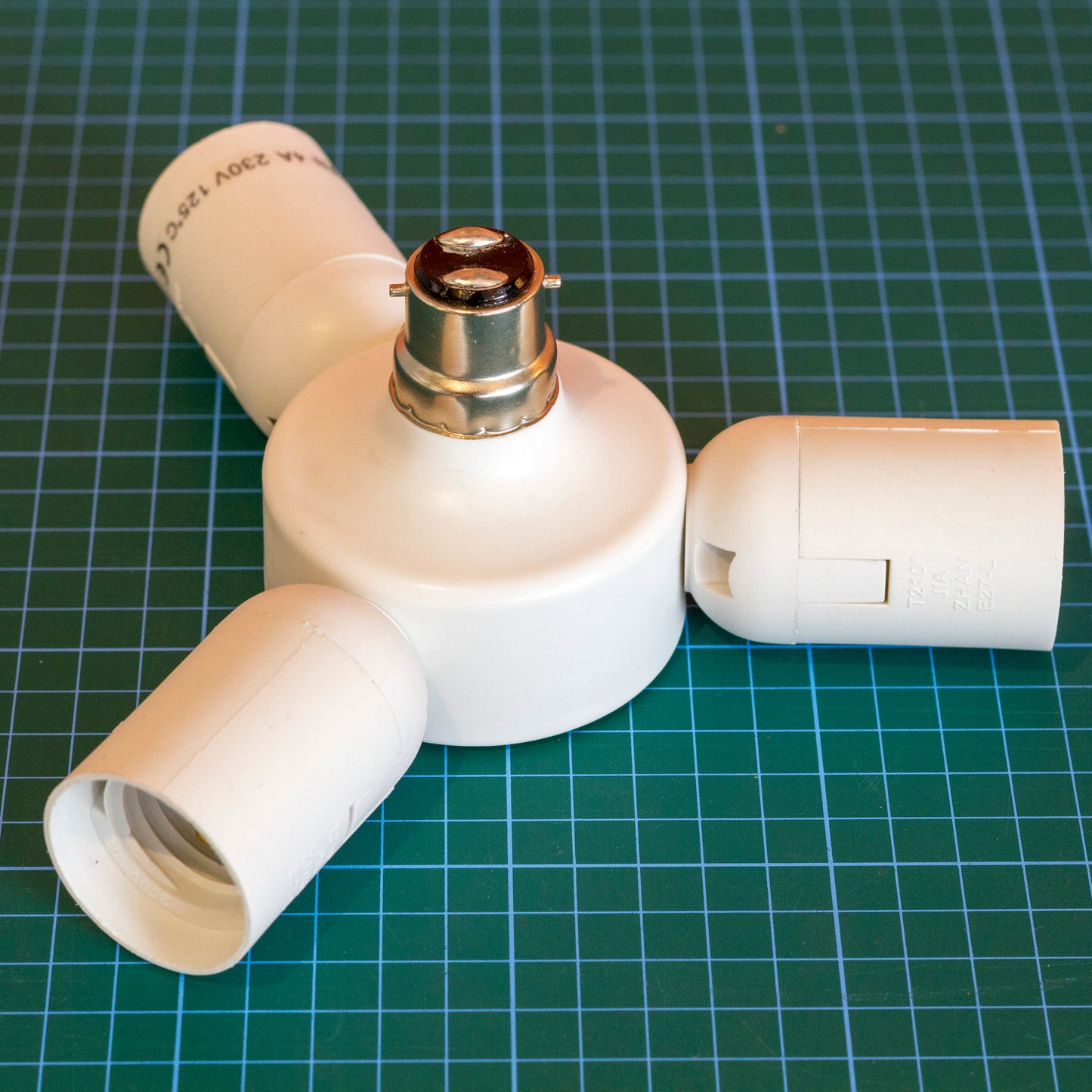 B22 LED Bulb Splitter - Flat - 1x B22 to 3x E27